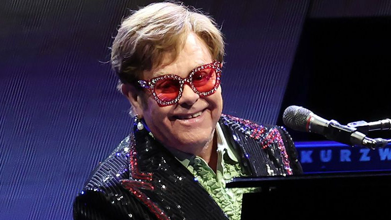  Sir Elton John Reveals His ‘Dream Meal’ Amid Ongoing Health Scare